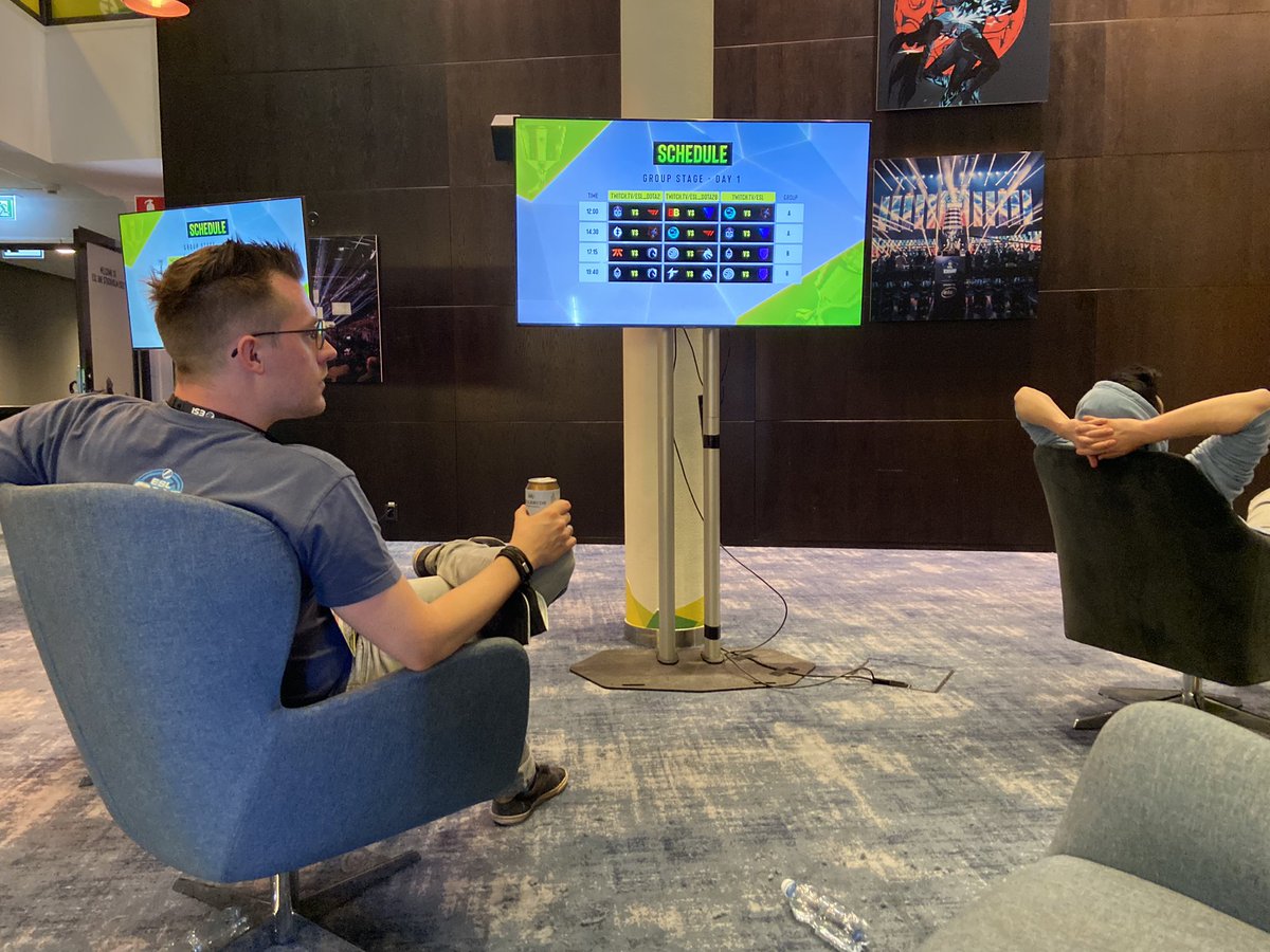 this is probably how the first day at the major should end - the smiling face of durachyo , the beautiful tofu and the support of Esl tops, because no matter how you turn it , Dota is in everyone's heart ♥️