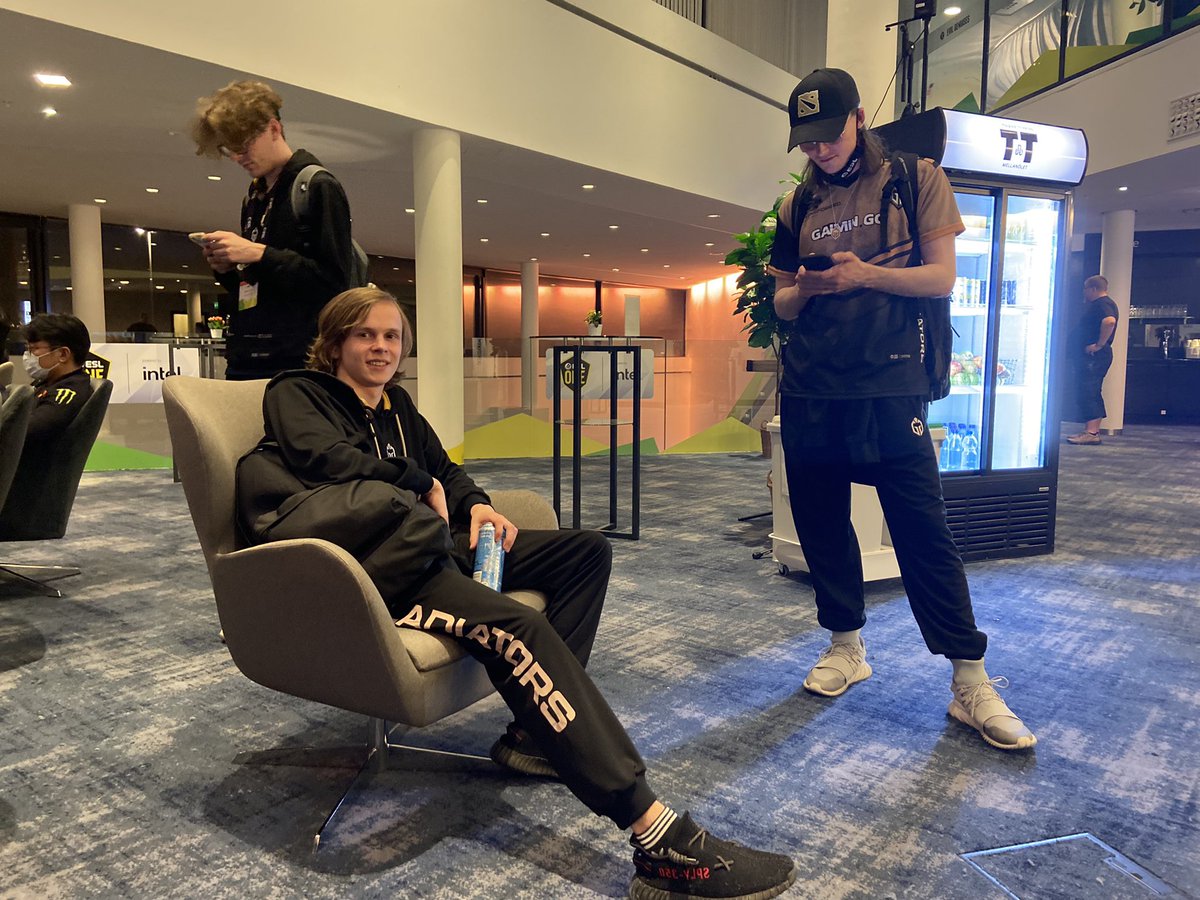 radiactivebaby's tweet photo. this is probably how the first day at the major should end - the smiling face of durachyo , the beautiful tofu and the support of Esl tops, because no matter how you turn it , Dota is in everyone's heart ♥️ https://t.co/kfTSlh0WM2