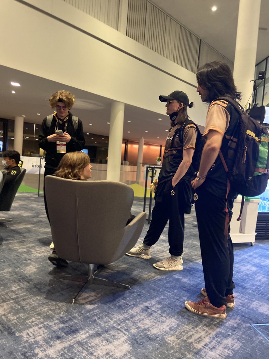 radiactivebaby's tweet photo. this is probably how the first day at the major should end - the smiling face of durachyo , the beautiful tofu and the support of Esl tops, because no matter how you turn it , Dota is in everyone's heart ♥️ https://t.co/kfTSlh0WM2