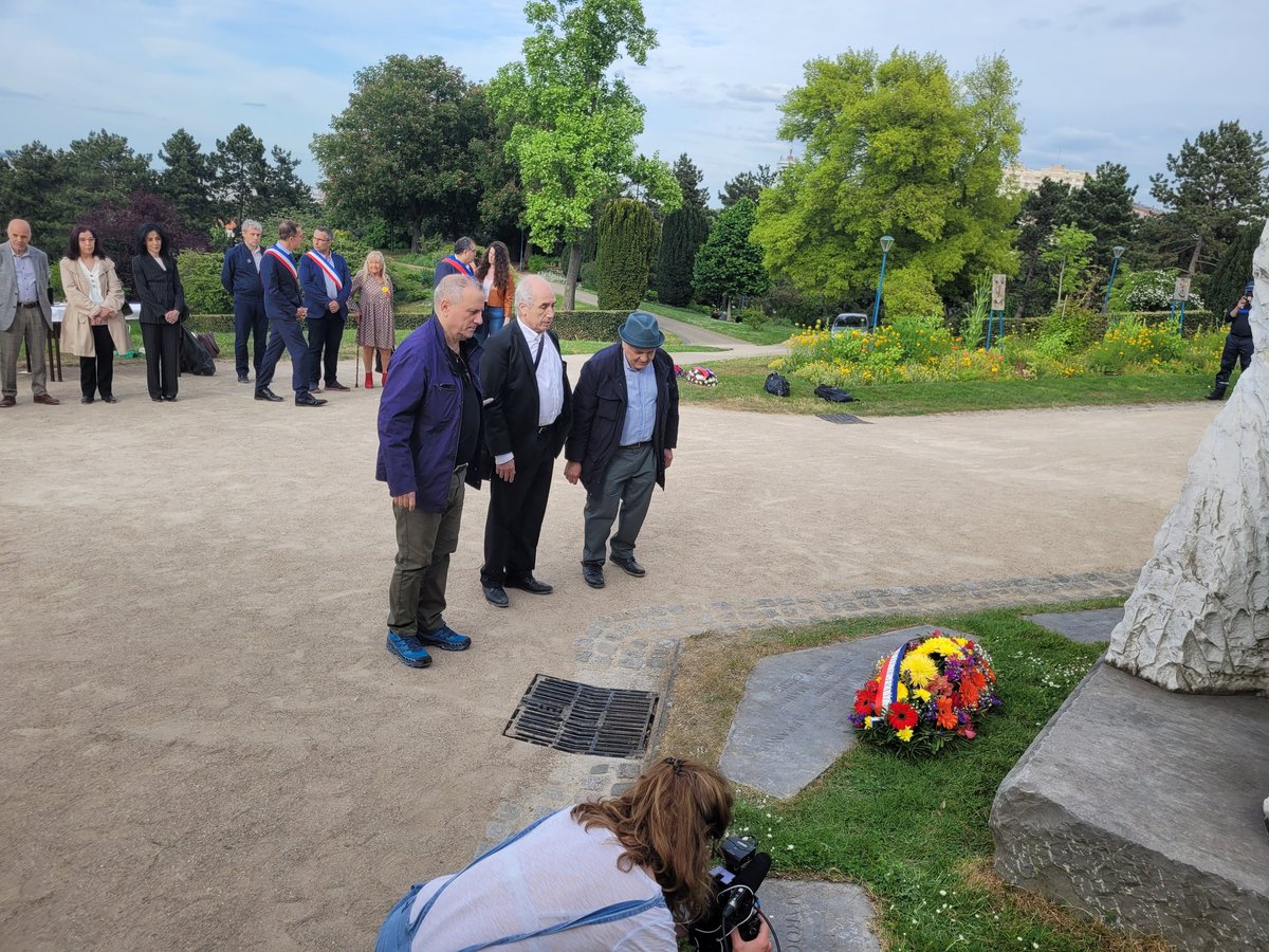 harkisetverite's tweet photo. Commémoration du 12 mai 1962, Journée de l'abandon, du massacre des #harkis et de la relégation dans des camps en France dans le XIXeme arrond de Paris avec @FrancoisDagnaud @mahorchiche @SF_Siege
Merci à la ville de Paris ! @Anne_Hidalgo https://t.co/5ZXyDeHlZS