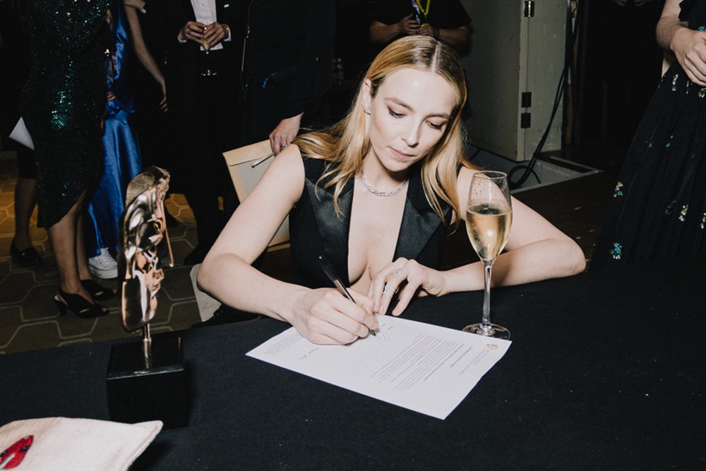 jodiecomerorg's tweet photo. 📸Jodie Comer backstage at the Virgin Media British Academy Television Awards (May 8,2022) #JodieComer https://t.co/L8K5QWKduJ