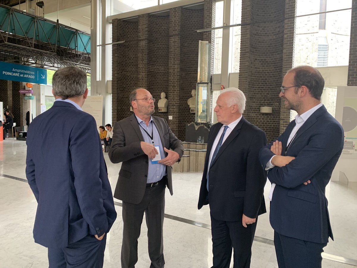 Visite de @PSaclaySPRING avec <a href="/durovray/">François Durovray</a> et <a href="/gdelasteyrie/">Grégoire de Lasteyrie</a> à <a href="/Polytechnique/">École polytechnique</a> et toujours le plaisir de voir l'écosystème de #ParisSaclay contribuer chaque jour à la croissance, l'emploi et le rayonnement de notre pays. C'est ici que demain s'invente 😀