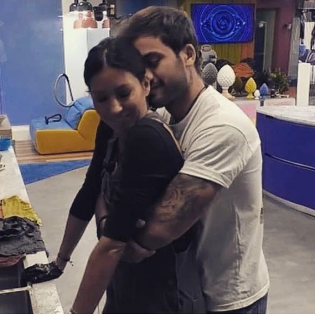 Grace_84deluca's tweet photo. L'Amore non è razionale...ma è emozione, chimica, follia e scintilla...  se si accende...vabbe' Ciaone😂👋🏻❤️❤️ #gregorelli https://t.co/xqGZwpNiRs