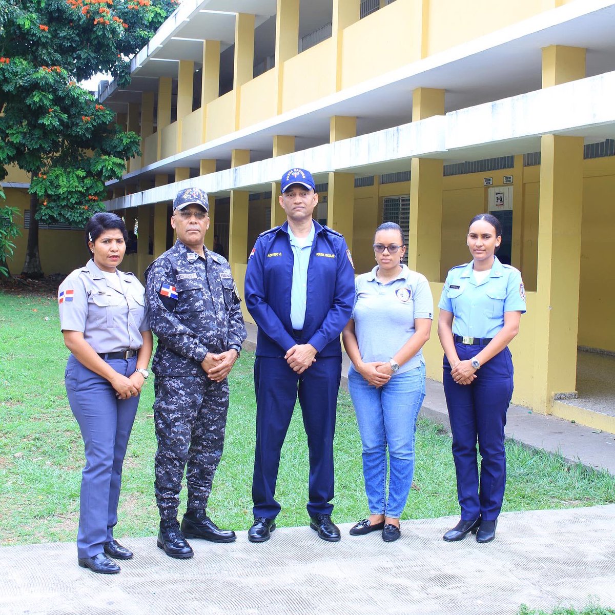 policiaescolard's tweet photo. Desde nuestro Centro de Capacitación de la Policía Escolar (CECAPE), Trabajamos con dedicación y compromiso en favor de la 𝐂𝐨𝐦𝐮𝐧𝐢𝐝𝐚𝐝 𝐄𝐝𝐮𝐜𝐚𝐭𝐢𝐯𝐚. 

#PolicíaEscolarRD #PolicíaEscolar #PolicíaNacional #SeguridadEscolar #ComunidadEducativa #Cecape https://t.co/OEeGVzBDyK