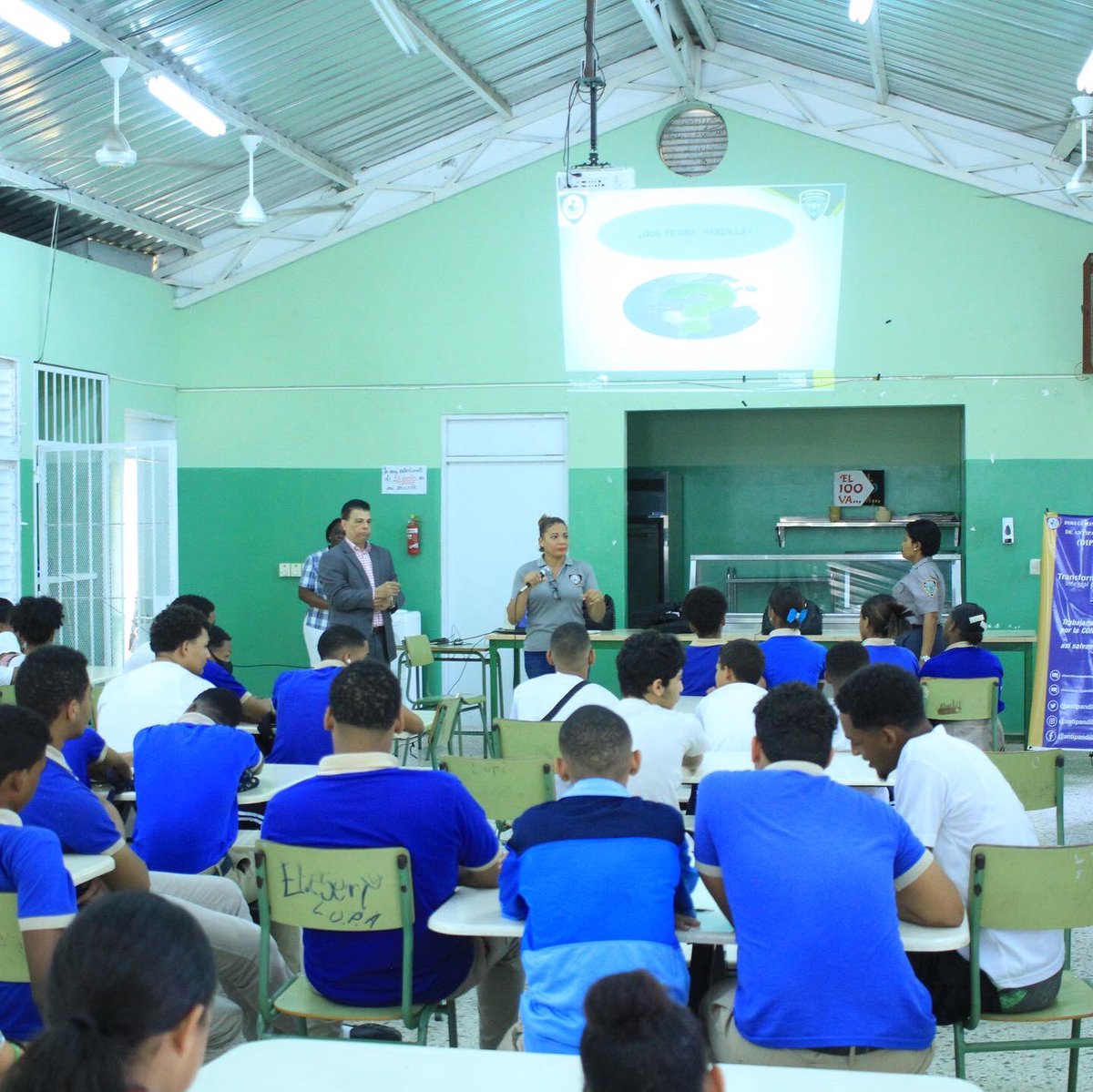 policiaescolard's tweet photo. Desde nuestro Centro de Capacitación de la Policía Escolar (CECAPE), Trabajamos con dedicación y compromiso en favor de la 𝐂𝐨𝐦𝐮𝐧𝐢𝐝𝐚𝐝 𝐄𝐝𝐮𝐜𝐚𝐭𝐢𝐯𝐚. 

#PolicíaEscolarRD #PolicíaEscolar #PolicíaNacional #SeguridadEscolar #ComunidadEducativa #Cecape https://t.co/OEeGVzBDyK