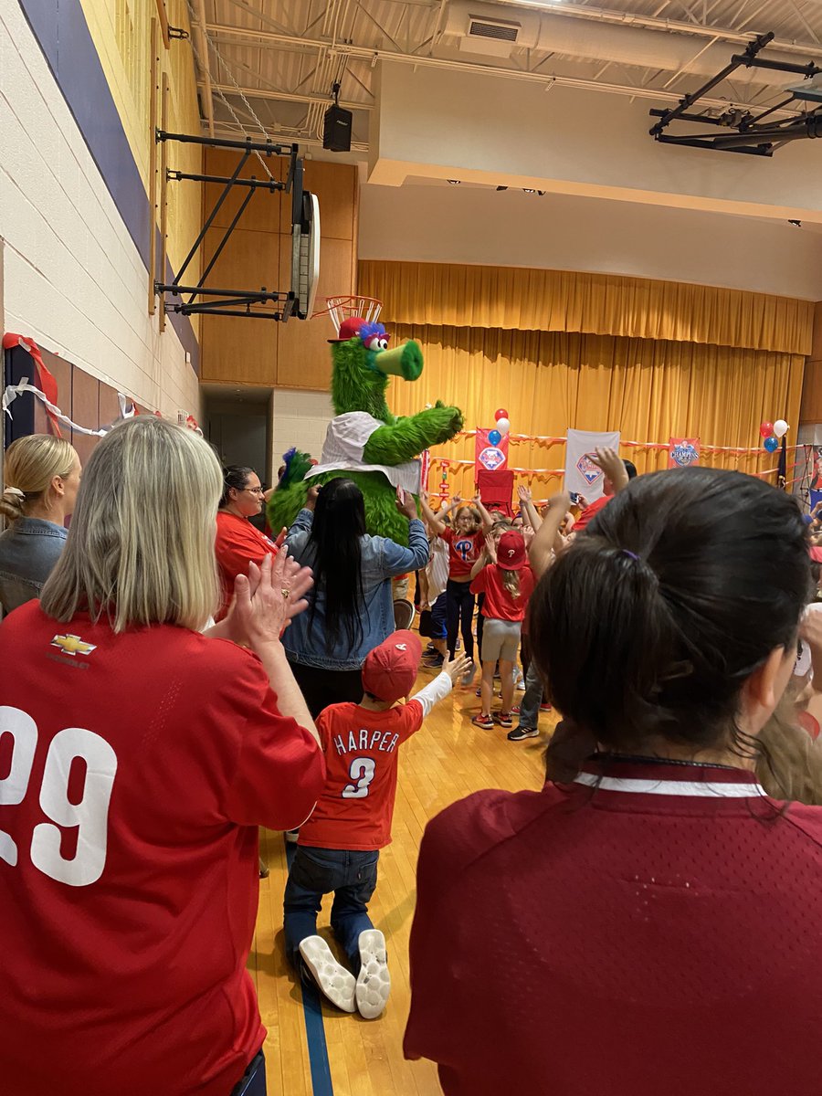 MrsWood103's tweet photo. 💚 We had an awesome time dancing with the Philly Phanatic!!! Thank you @KatieCardwell!!! @PDSD_Pennell https://t.co/jdNly8QL1u