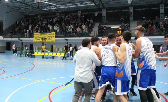 lavozdemarchena's tweet photo. La afición, volcada con el Club Baloncesto Marchena para su desplazamiento a Fuentes de este sábado. #CBMarchena #Afición #Cuartosdefinal #FuentesdeAndalucía #LaVozdeMarchena #Marchena https://t.co/paB2MeMZ5I https://t.co/ni9M7c0CJk