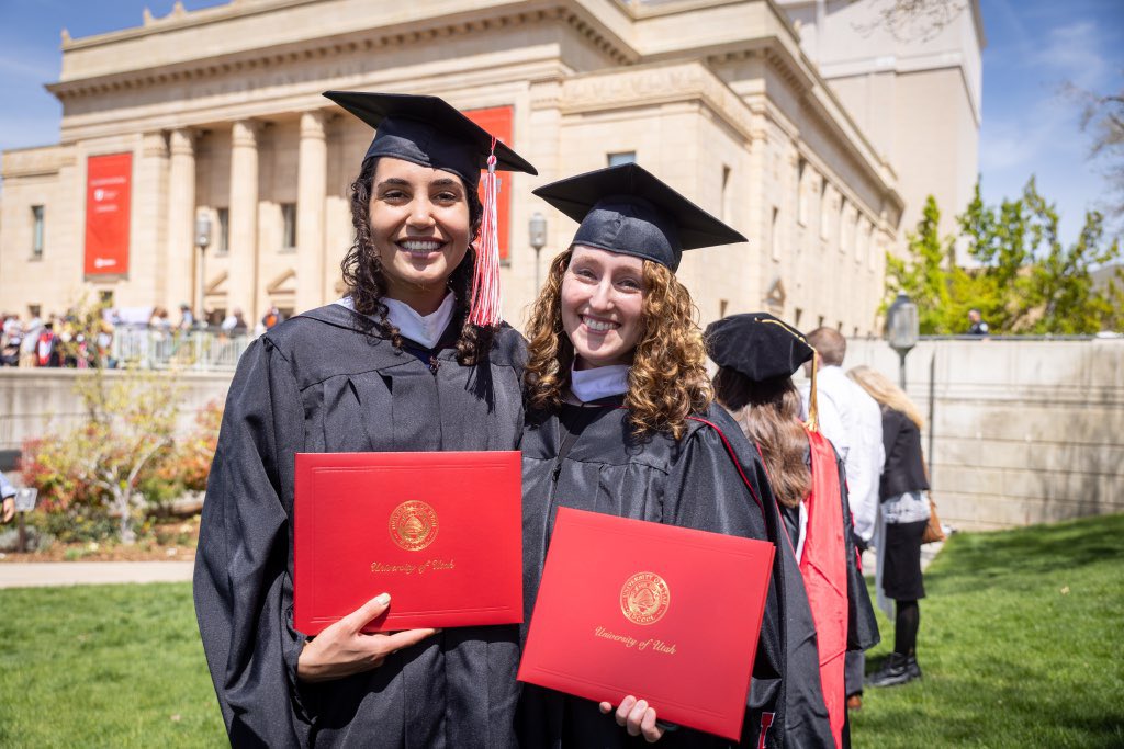 UUtah's tweet photo. #tbt to last week and the largest graduating classโ8,609 studentsโin the history of the University of Utah! #UtahGrad22 ๐
Check out some of the highlights: https://t.co/nFpCR9leG1 https://t.co/aWPClU8acc