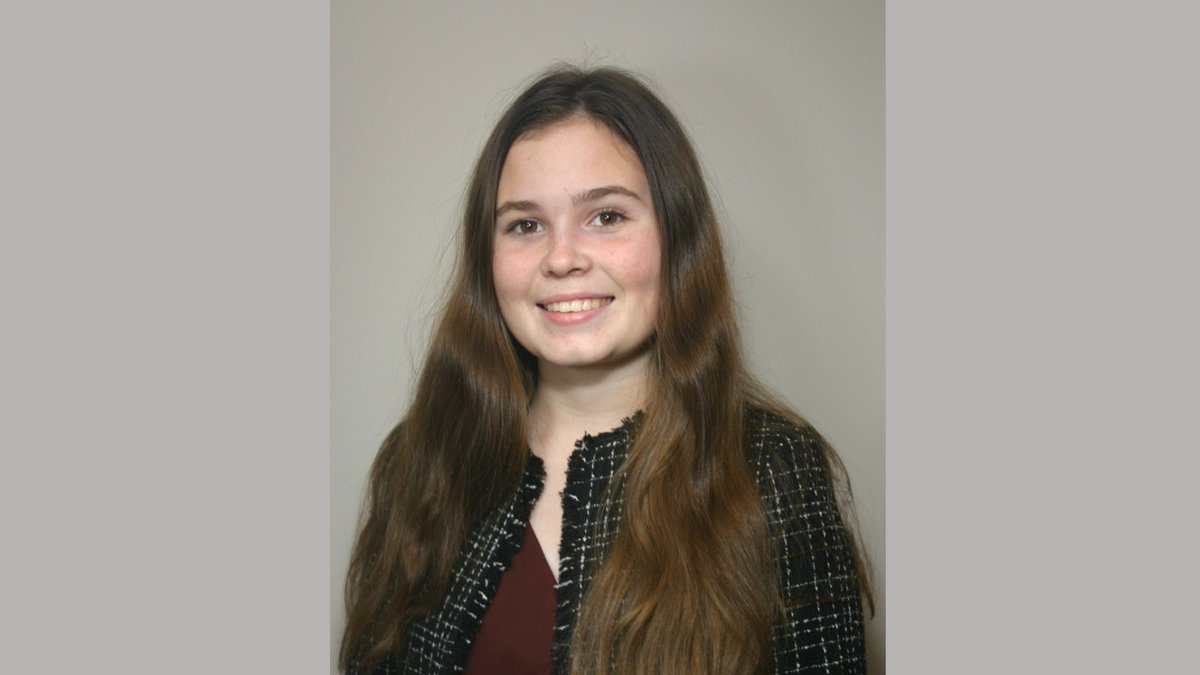 calvertnet's tweet image. Newly elected Student Member of the Board of Education, Maggie Rathgeb, was sworn in by the Clerk of the Circuit Court at the Board meeting held on May 12, 2022.  
calvertnet.k12.md.us/news/article/~…