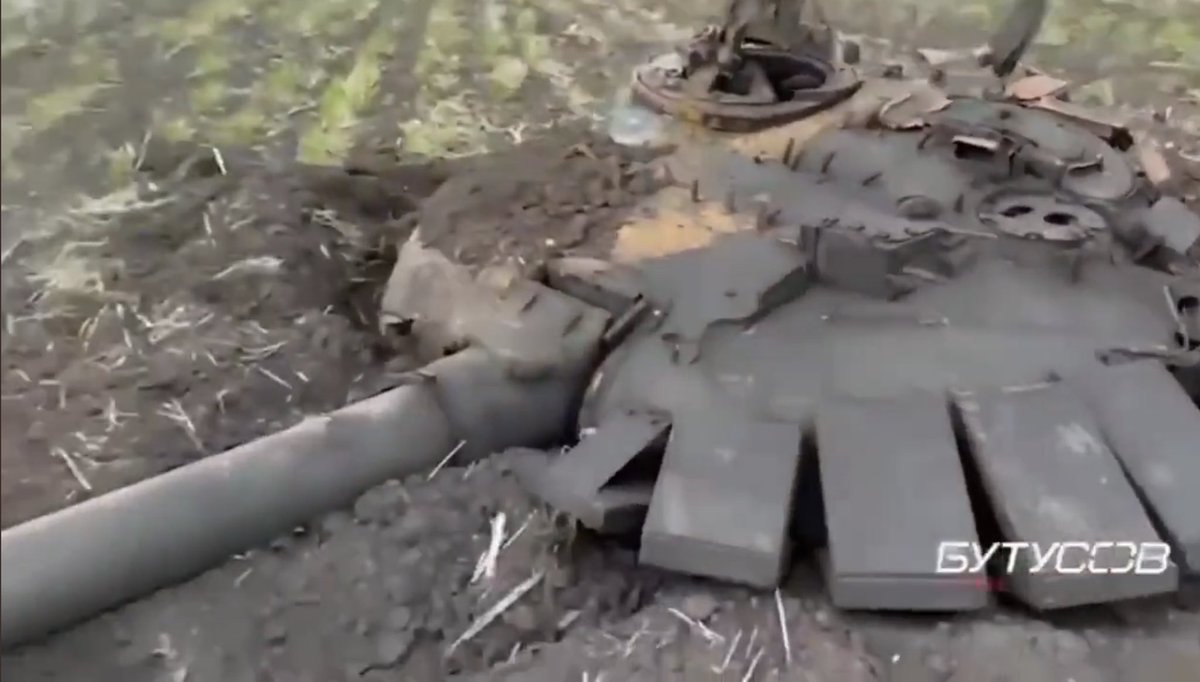 JulianRoepcke's tweet photo. Ukrainische Soldaten haben im Osten der Ukraine die deutsche #Panzerfaust3 benutzt, um drei russische T-72 zu zerstören und die meisten der neun Russen darin zu töten.
Zwei der drei Gefechtstürme haben sich während des Angriffs vom Rest der Panzer verabschiedet. https://t.co/B5WnZ6lYy0