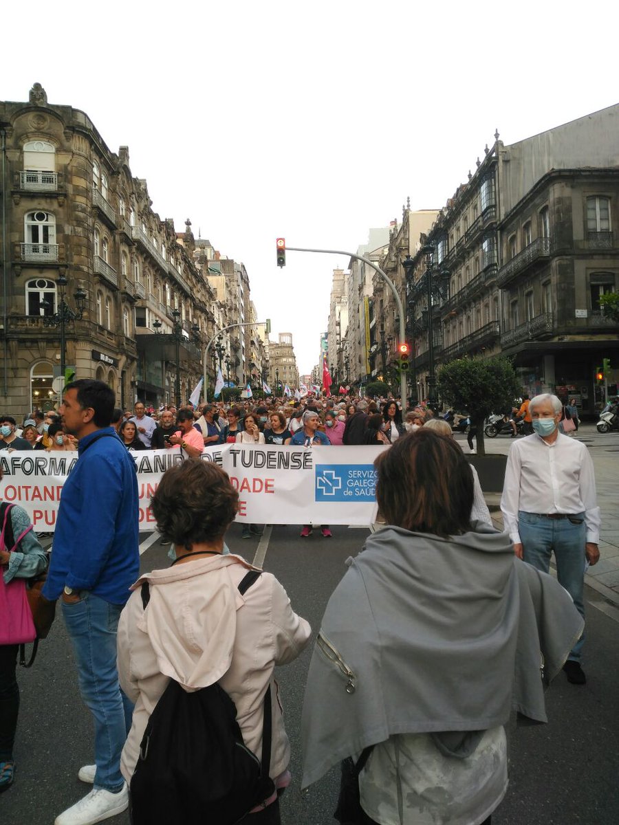 anticapi_GZ's tweet photo. Toda a área sanitaria de Vigo ateigando as rúas en defensa dunha atención primaria digna. Traballadoras e usuarias en comunidade loitando por un ben común que queren privarizar.🏥

A sanidade pública non se vende, deféndese. #SOSSanidadePublica
#PrimariaDigna https://t.co/wSatHlTsZs