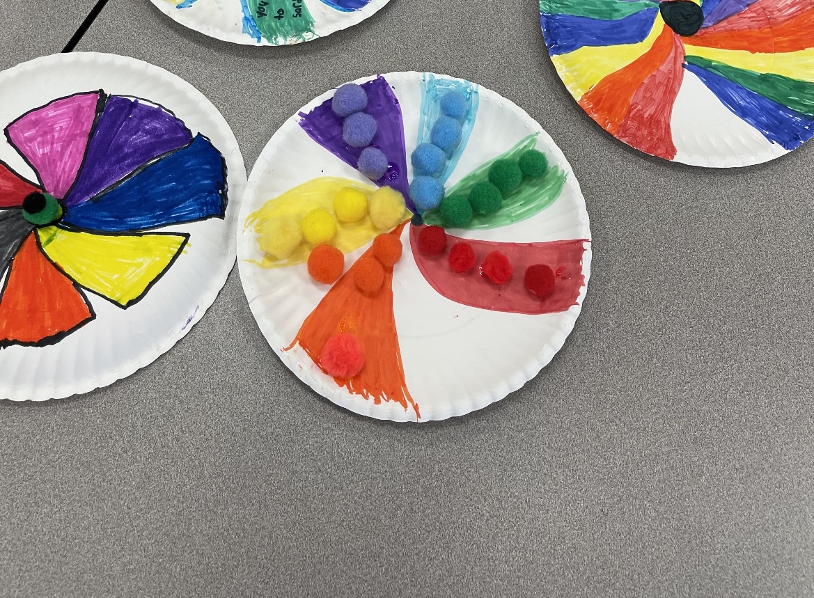 SiglerPasar's tweet photo. Paper plate beach balls! Our students are ready for summer break ☀️ https://t.co/dJRY0hHiUX