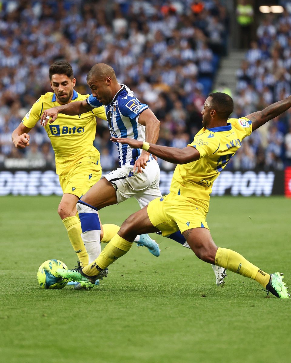 Rafinha's tweet photo. Bi geratzen dira. Helburu handiaren bila orain. Goazen @RealSociedad https://t.co/AyMYB3SgdG
