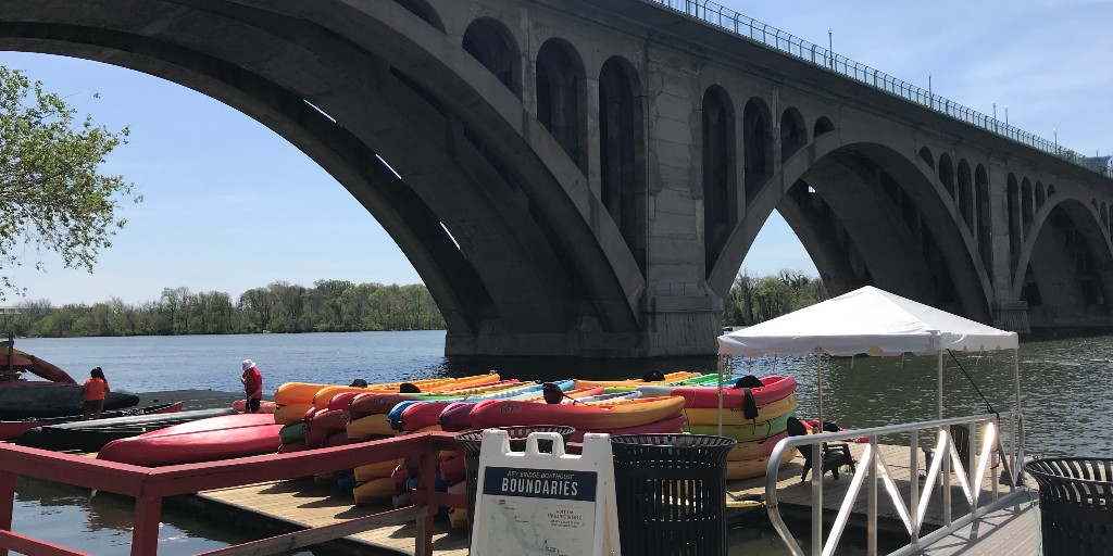 GeorgetownELC's tweet photo. ELC took advantage of Washington's beautiful spring weather with a kayaking trip on the Potomac River! Potomac kayaking is a Georgetown tradition, and our students enjoyed getting out in nature and learning how to paddle.

#GeorgetownELC 
#meetelcstudents 
#StudyWithUS
#potomac https://t.co/CqHXszHcUT