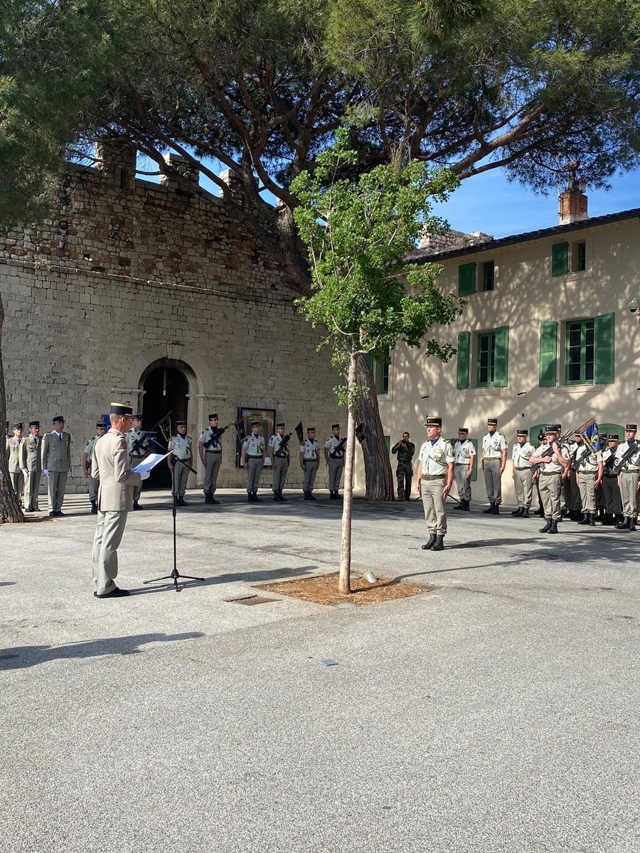 CDC3RAMa's tweet image. Au cours d’une solennelle cérémonie à @villecannes, les Éléphants de la batterie de commandement et de logistique du #3RAMa ont changé de chef. Bon vent, belle mer et bravo au Cne Gilbert. Félicitations au Cne Christopher et en avant ! 🐘👊🏼