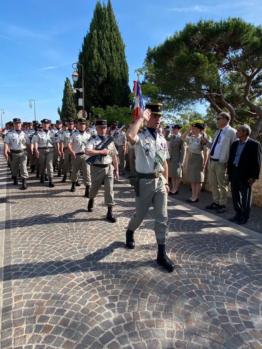 CDC3RAMa's tweet image. Au cours d’une solennelle cérémonie à @villecannes, les Éléphants de la batterie de commandement et de logistique du #3RAMa ont changé de chef. Bon vent, belle mer et bravo au Cne Gilbert. Félicitations au Cne Christopher et en avant ! 🐘👊🏼