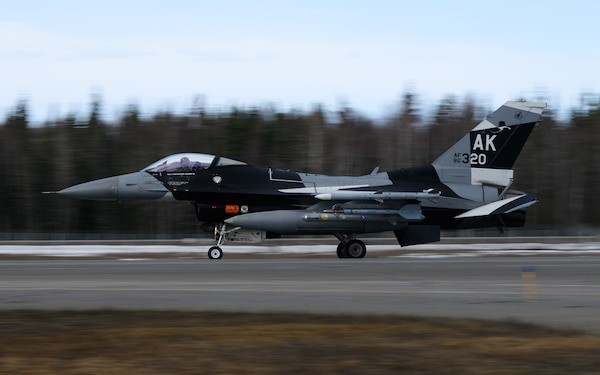 OperationsArc's tweet photo. Nous nous entraînons aux côtés de nos alliées durant l’Ex #RedFlagAlaska. Ce type d’entraînement dans un contexte de menace réaliste permet à l’#OperationsARC d’être prête à défendre l’Amérique du Nord. @NORADCommand https://t.co/tAuj9jxdMj