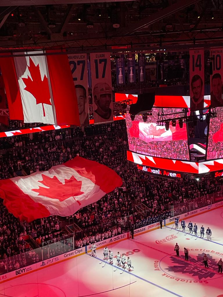 c_hens71's tweet photo. Highlight einer fantastischen Woche in Toronto: Game #5 NHL Playoffs, Maple Leafs vs. Tampa Bay Lightning. https://t.co/VlYXzaGKL1
