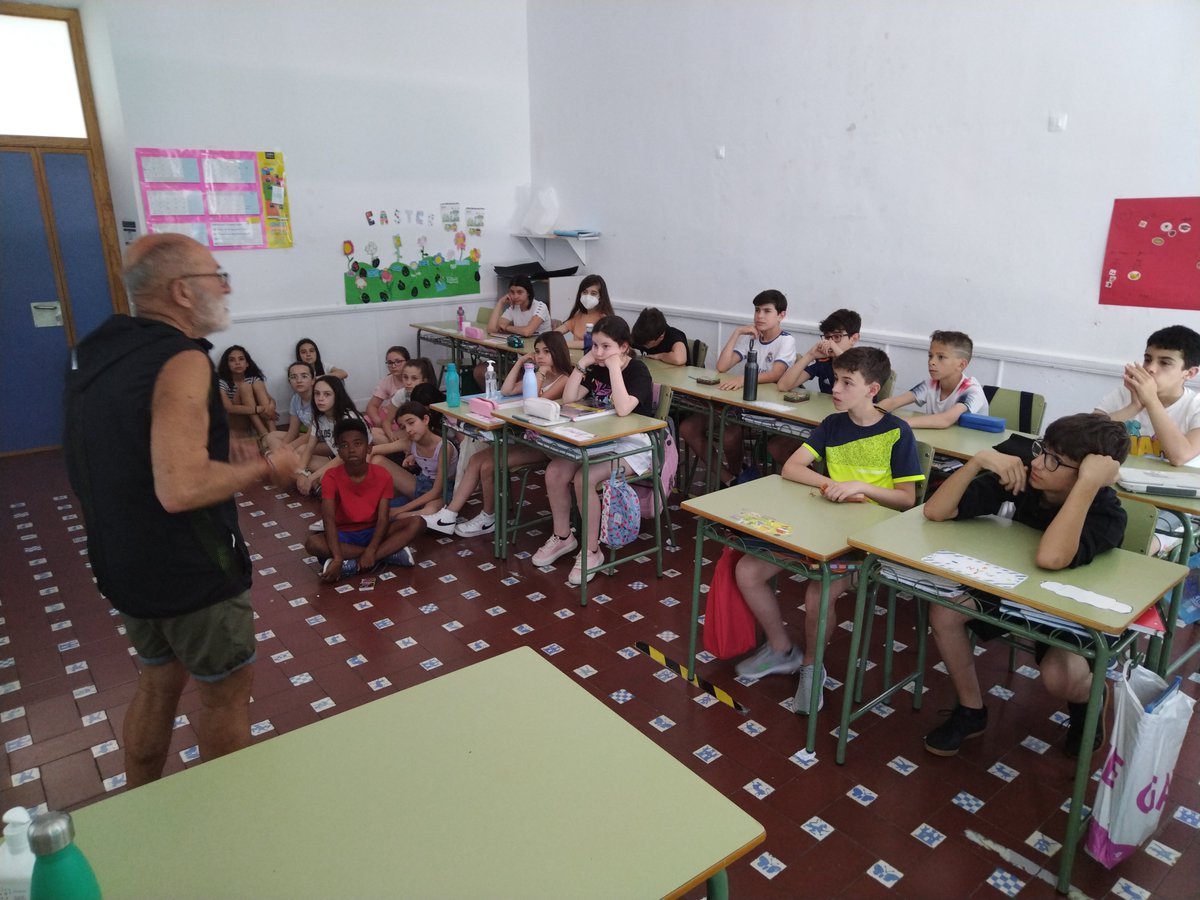 san_calasanz's tweet photo. Hoy nos ha acompañado Joaquín Pascual, Kimet. Interesantísima charla. Como siempre, un placer compartir experiencias contigo. https://t.co/GtC0tQUkCP