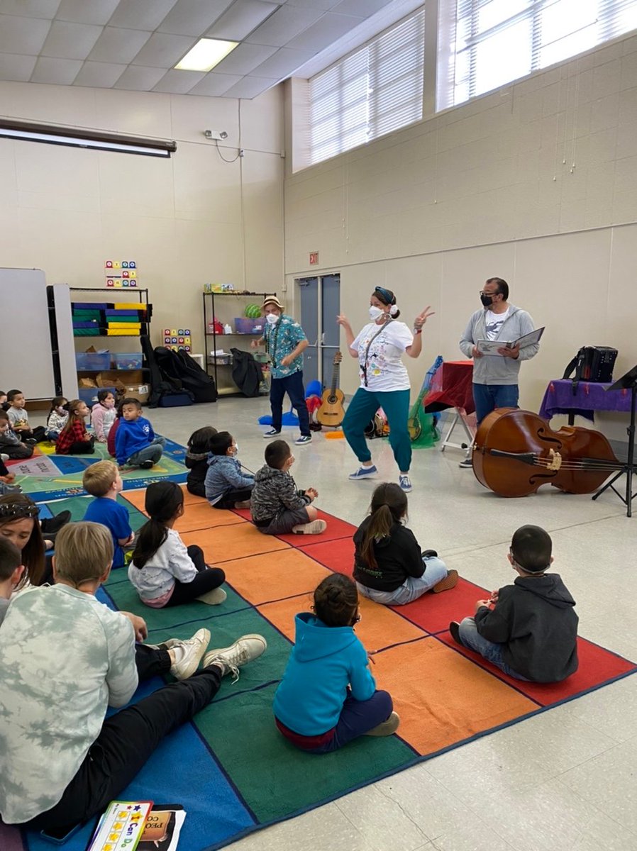 GJUESD's tweet photo. @GJUESD Fairsite Preschool students enjoying an enriching cultural presentation from Cascada de Flores. #FairsiteFireflies 
Los estudiantes del Preescolar de Fairsite disfrutando de una enriquecedora presentación cultural dada por Cascada de Flores #FairsiteLuciérnagas https://t.co/JvXRJYJVfn