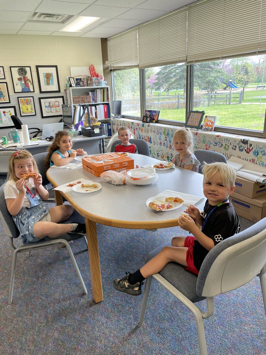 MeghanWay's tweet photo. PBIS Pizza Winners! Way to go Acres Leaders! https://t.co/NtIB38ead0
