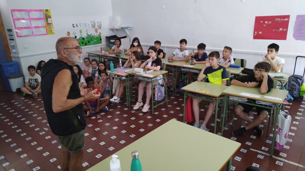 san_calasanz's tweet photo. Hoy nos ha acompañado Joaquín Pascual, Kimet. Interesantísima charla. Como siempre, un placer compartir experiencias contigo. https://t.co/GtC0tQUkCP