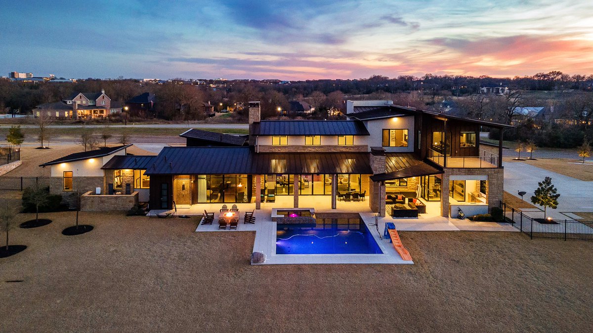 Nothing is better than an evening by the pool and a sunset. Check out this awesome shot of one of our custom homes! 

Let's build! murphysignaturehomes.com