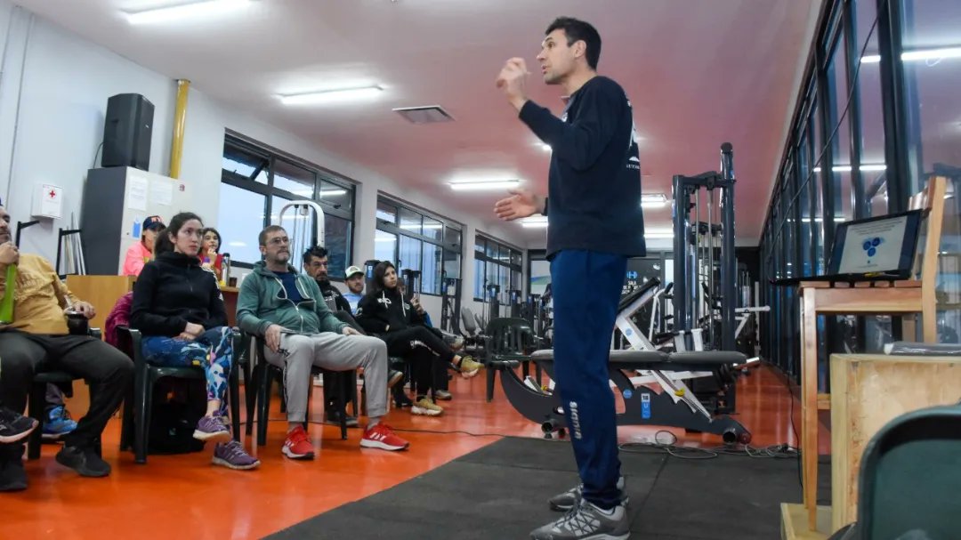 imdushuaia's tweet photo. CAPACITACIÓN A LOS DOCENTES Y  ENTRENADORES DEL INSTITUTO MUNICIPAL DE DEPORTES. 

Llevamos adelante la capacitación de entrenamiento de fuerza en el salón de musculación, del Microestadio Cochocho Vargas, de la que participan docentes y entrenadores del IMD. 
@WalterVuotoTDF https://t.co/K9pBtFWohc