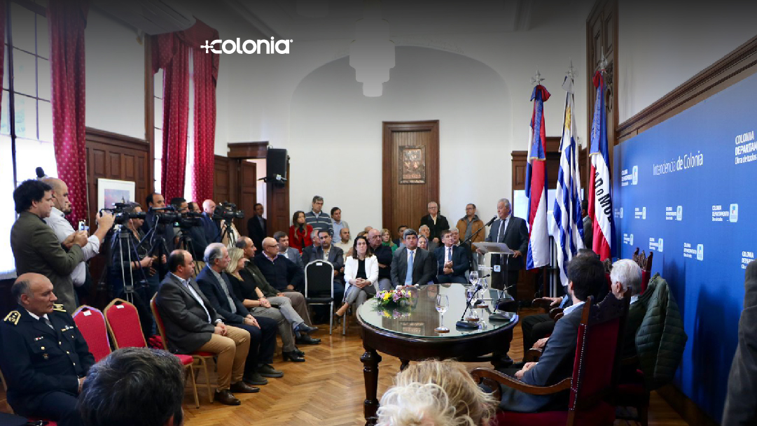 mascolonia_ok's tweet photo. ✍️ El intendente de Colonia, Carlos Moreira, firmó con @EBastitta  y Carlos Bastitta, de +Colonia, el Contrato Plan, que da marco legal y formaliza el desarrollo del polo mundial de la industria del conocimiento en Latinoamérica.

¡El futuro está +Cerca que nunca! https://t.co/yuK3eQjlhr