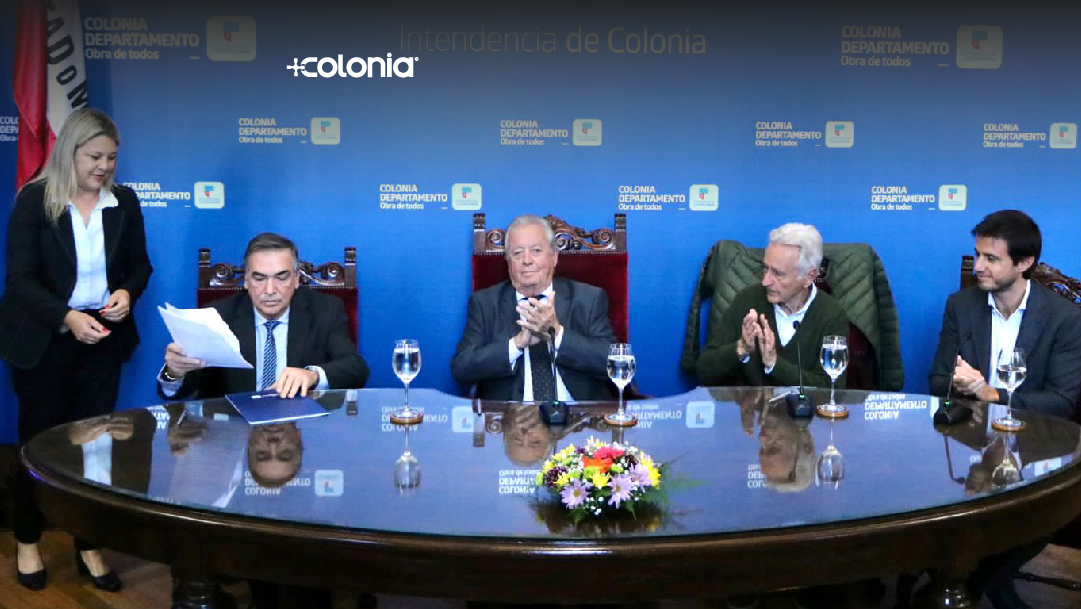 mascolonia_ok's tweet photo. ✍️ El intendente de Colonia, Carlos Moreira, firmó con @EBastitta  y Carlos Bastitta, de +Colonia, el Contrato Plan, que da marco legal y formaliza el desarrollo del polo mundial de la industria del conocimiento en Latinoamérica.

¡El futuro está +Cerca que nunca! https://t.co/yuK3eQjlhr