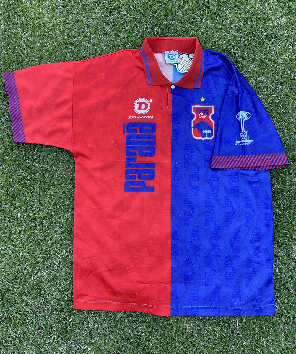 Carlos_Albach's tweet photo. Lovely crest from one of the biggest @AthleticoPR rival. @ParanaClube 1994 home shirt right from multiple trophies golden era (93 to 97) #ParanaClube #Tricolordavila #Parana #Triodeferro #Curitiba obrigado @futclassicsbr https://t.co/8oYdIhspDm