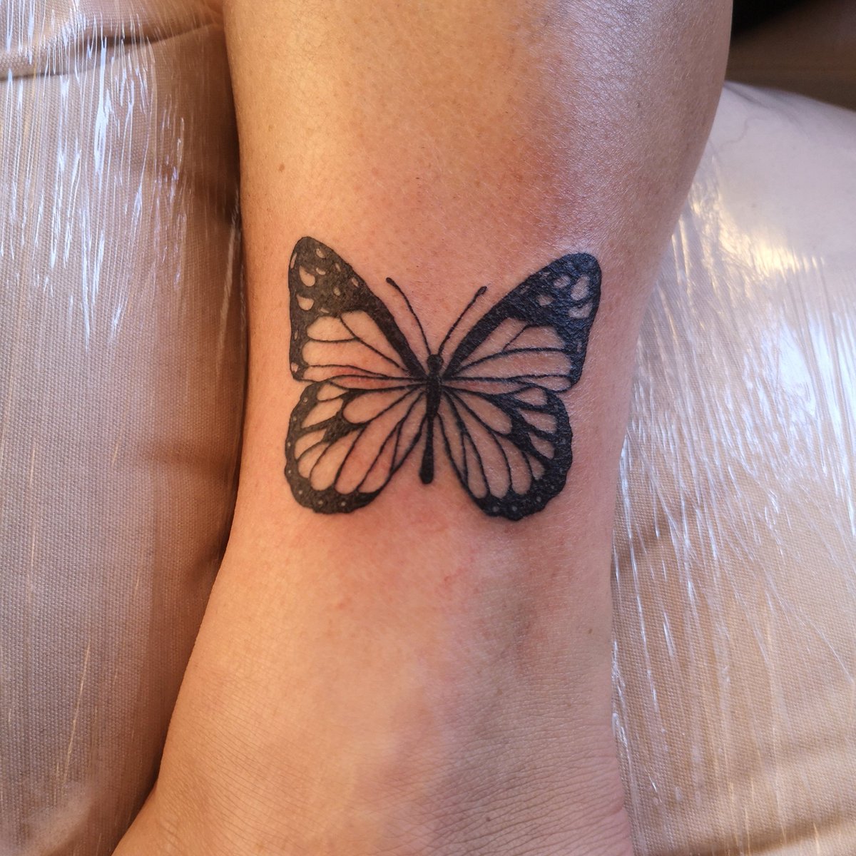 VaneGarciR's tweet photo. tattoo que le hice la semana pasada a una personita muy especial, mi mamá 🦋💗💘

si queréis ver más cositas echad un vistazo a mi insta: https://t.co/uPU4FutjjM https://t.co/JS1EVEygJt