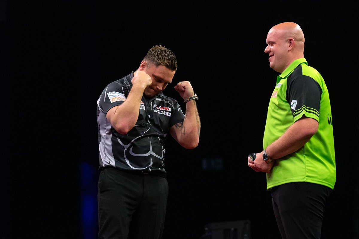 OfficialPDC's tweet photo. Picture perfect evening in Sheffield for Gerwyn Price 📸 https://t.co/7r7F1Eoyt5
