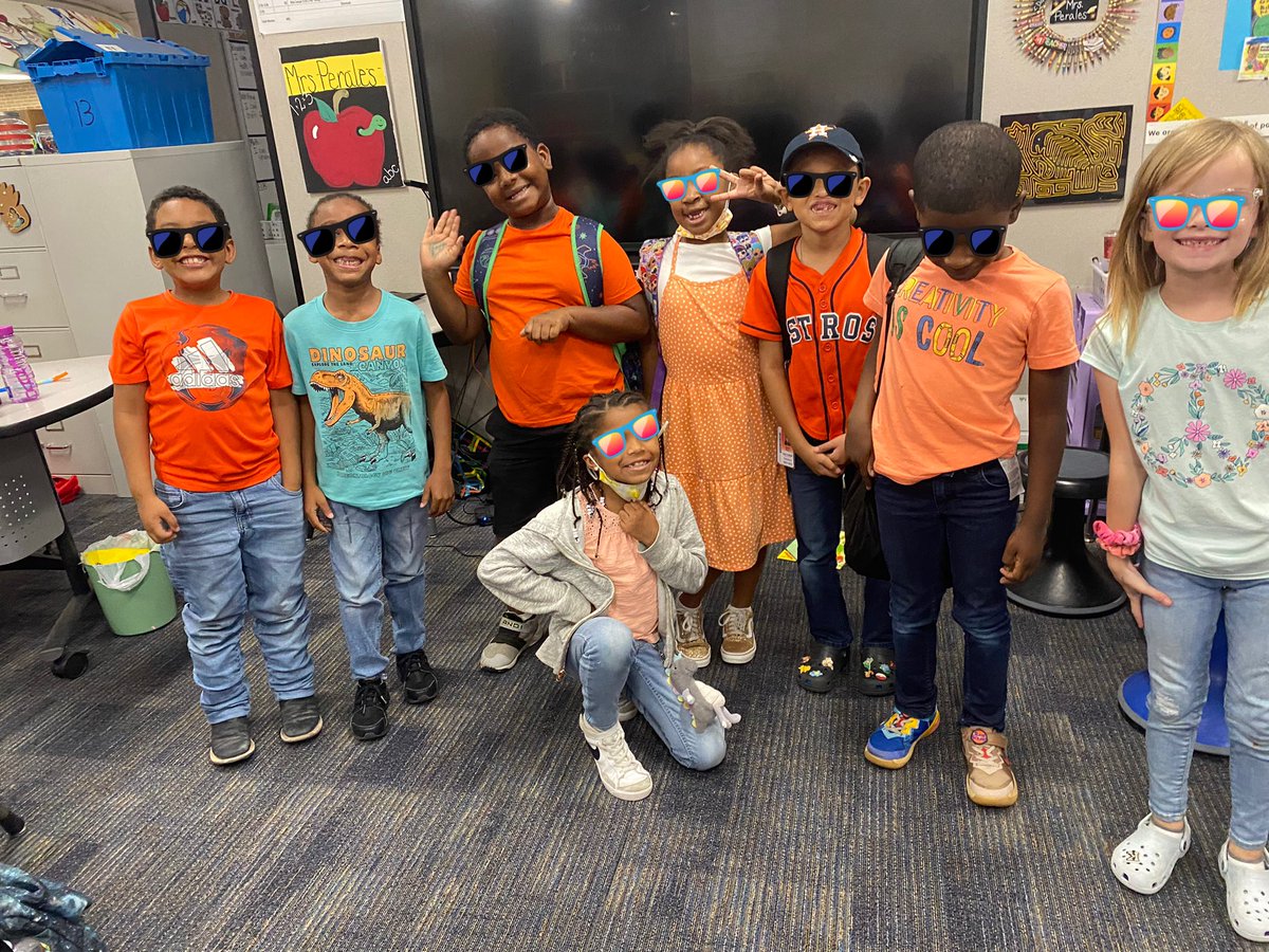 EvaPCFISD's tweet photo. O was for orange, P was for purple (and pink!) We are all looking forward to whispering all day for βQ for quiet time!β #ABCSummerCountdown https://t.co/ASHRb5Z86q