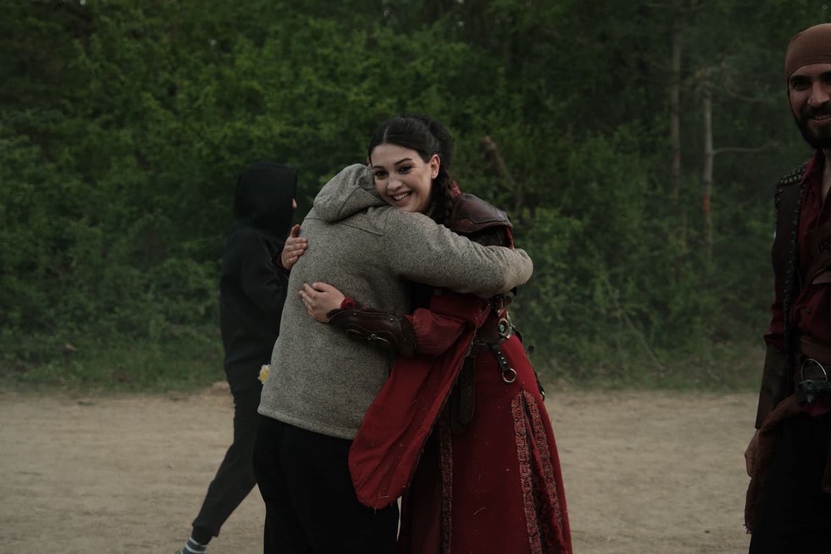 TvDunyasii's tweet photo. #PelinAkil ve #CemreGümeli bu akşam yayınlanan bölümle #BarbaroslarAkdenizinKılıcı’na veda etti. Setten gelen veda anının kamera arkası fotoğrafları…💥 https://t.co/YKMttRXRHa