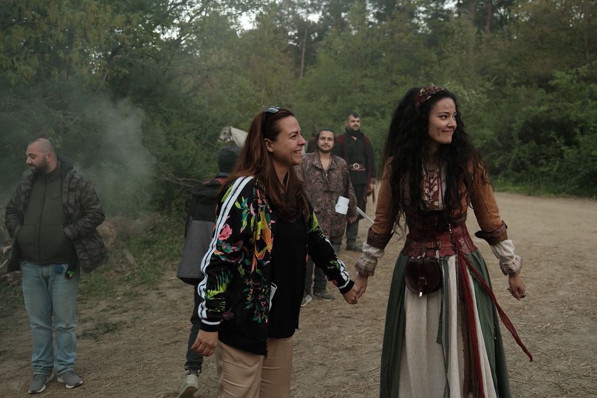 #PelinAkil ve #CemreGümeli bu akşam yayınlanan bölümle #BarbaroslarAkdenizinKılıcı’na veda etti. Setten gelen veda anının kamera arkası fotoğrafları…💥