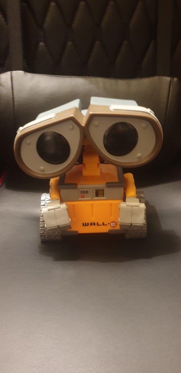 IronROBSSBU's tweet photo. WOW merci bcp à vous tous pour vos réponse ça fait grave plaisir 
Je vous montrerai mes cadeaux demain, en attendant, petit aperçu :
Une figurine POP taille L de mon Pixar préférée : Wall-e (LoL personne ne s'y attendait Main R.O.B. kiffe Wall-e)
(sans me vanter, j'ai été gâté^^) https://t.co/Qwqtw6z96X
