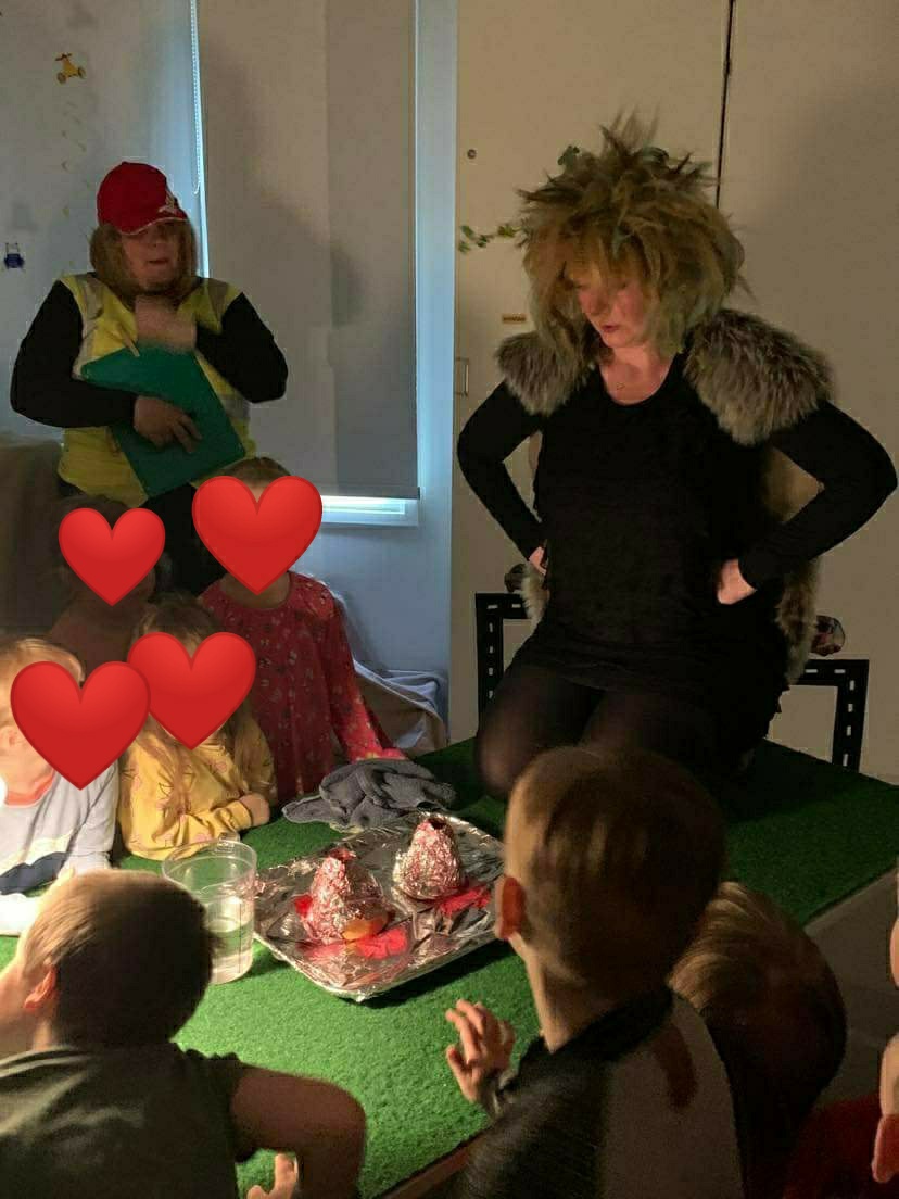 Ei sitä ihan joka päivä Veo matkusta Islantiin, ratsasta Islannin hevosella ja todista tulivuorenpurkausta. Leikissä kaikki on mahdollista. Tarina motivoi ja ylläpitää tarkkaavaisuutta ja mahdollistaa jokaiselle lapselle aidon osallisuuden kokemuksen. <a href="/NymanHanne/">Hanne Nyman</a> <a href="/LaaksoPaula/">Paula Laakso</a>