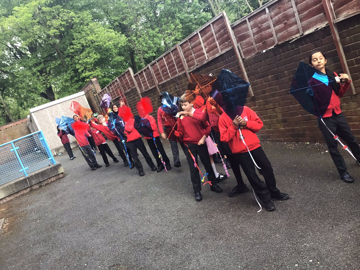 MrsMarsh123's tweet photo. We had perfect windy weather for our kite flying this morning! Some of them flew really high! Well done 4S for making them so well, even if the wind did break many, they were still able to repair them @UplandsManor @mrsmsohal https://t.co/KxWq1uuYhT