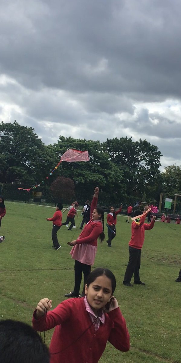 MrsMarsh123's tweet photo. We had perfect windy weather for our kite flying this morning! Some of them flew really high! Well done 4S for making them so well, even if the wind did break many, they were still able to repair them @UplandsManor @mrsmsohal https://t.co/KxWq1uuYhT