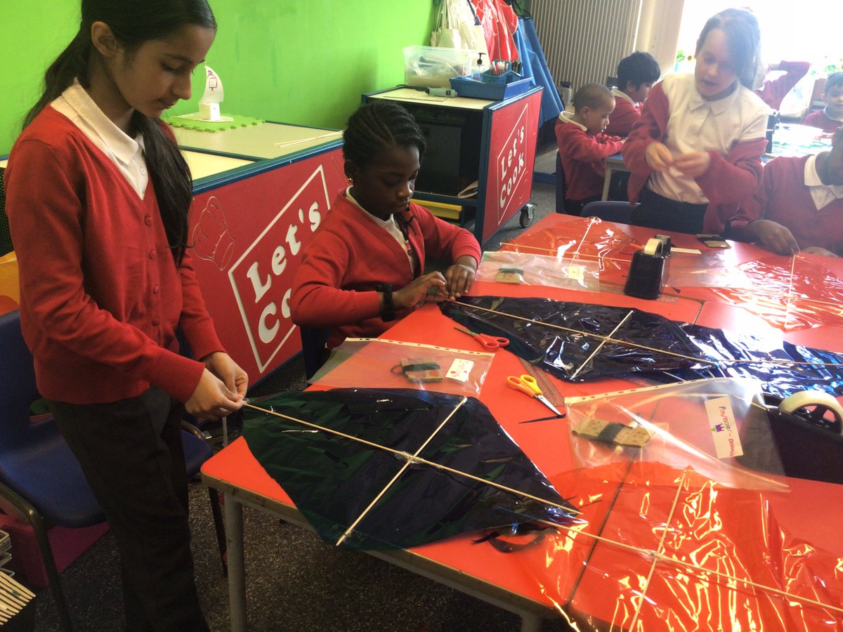 MrsMarsh123's tweet photo. We had perfect windy weather for our kite flying this morning! Some of them flew really high! Well done 4S for making them so well, even if the wind did break many, they were still able to repair them @UplandsManor @mrsmsohal https://t.co/KxWq1uuYhT