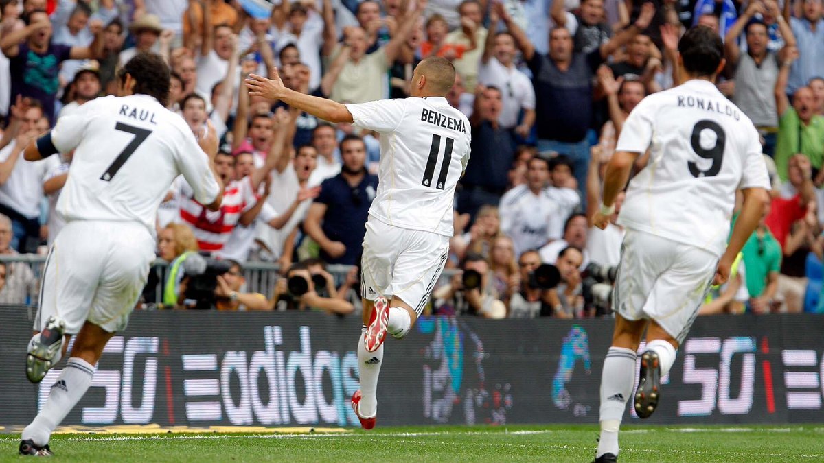 InvictosSomos's tweet photo. Cristiano Ronaldo (450), Raúl González (323) y Karim Benzema (323). Los 3 máximos goleadores históricos del Real Madrid celebrando en el mítico Santiago Bernabéu. Qué bien envejeció esta postal. LA FOTO. https://t.co/kEhceAdnFq