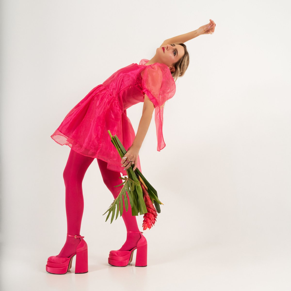 droptheish's tweet photo. New post on the blog! Talking #monochromestyle and #maximaliststyle and how to pair the two. Featuring my fave shoes by @SteveMadden!  💗💗https://t.co/lhc3CNtxpo #styleblogger #pinkstyle #newblog https://t.co/Csuo09F3ie