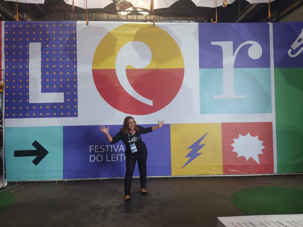 amplificaon's tweet photo. Hoje a @carlaarena fez uma ponte para o Rio de Janeiro onde participou do LER @lersalaocarioca. CTRL F5: um reboot digital para educadores. Multiletramentos para uma nova educação, foi a o tema da sua palestra. #amplificatododia #VEMpraLER https://t.co/sjTiAsiJNI