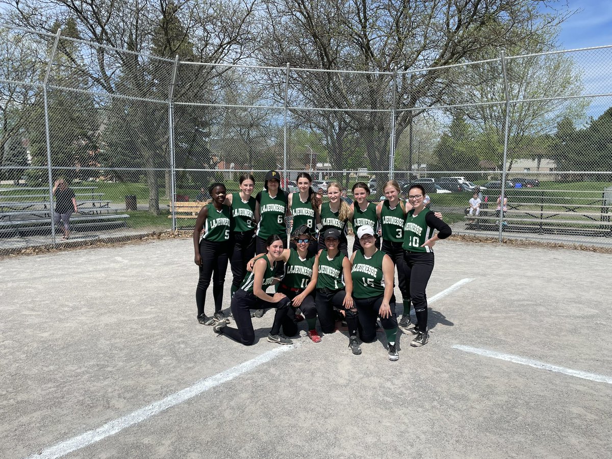 LapierreSonia's tweet photo. Une autre belle victoire sous la chaleur d’été  pour l’équipe féminine de softball EJL. Bravo les filles 16-3 contre Walkerville. Super fière de votre belle gang. @ESCEJL https://t.co/ZedUVmhVfV