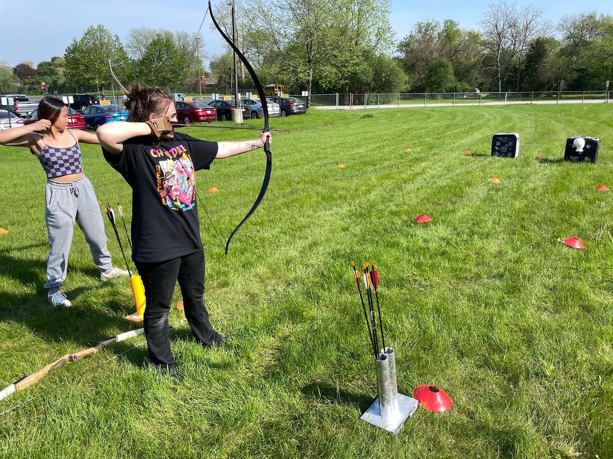 fjmatasart's tweet photo. LPHS Archery getting some target time now that the weather is so nice #wearelakepsrk #LPHSArchery https://t.co/lDhmbFM8y2