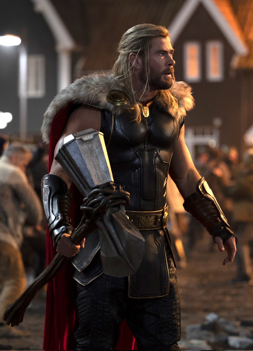 RT @mcucomfort: New look at Chris Hemsworth for 
