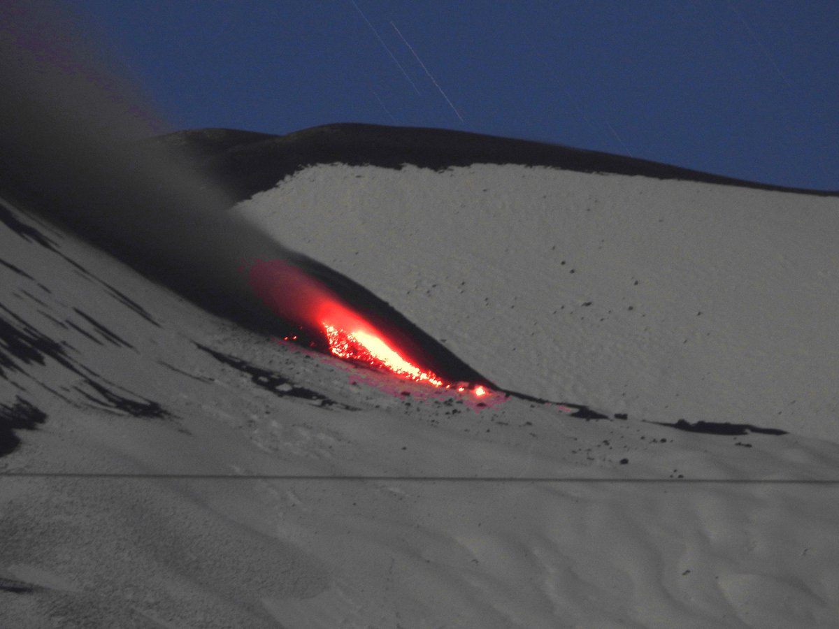 Nella serata del 12 maggio 2022, dopo una serie di emissioni di cenere, si è aperta una frattura eruttiva sul fianco nord del Cratere di Sud-Est dell'#Etna, che sta emettendo una piccola colata di lava.
ct.ingv.it/Dati/informati…
