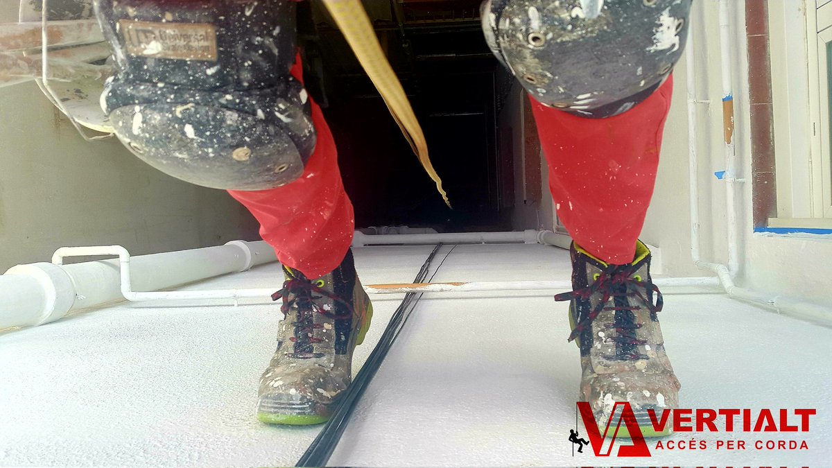 VERTIALT's tweet photo. Después de cambiar la #cubierta de #poliester ondulado por un buen #policarbonato, realizar las correspondientes #reparaciones, aplicar la #imprimación previa y dos capas de #revestimiento blanco, nuestro cliente va ha necesitar gafas de sol 😎 para asomarse a su patio interior https://t.co/tThhIWMyGF