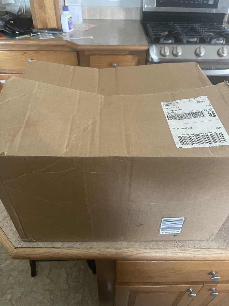 JmSynthetics's tweet photo. @Lowes This is how a Lowes order shipped via Fedex shows up. No packing material in the box either. https://t.co/ylmKgpU7YB